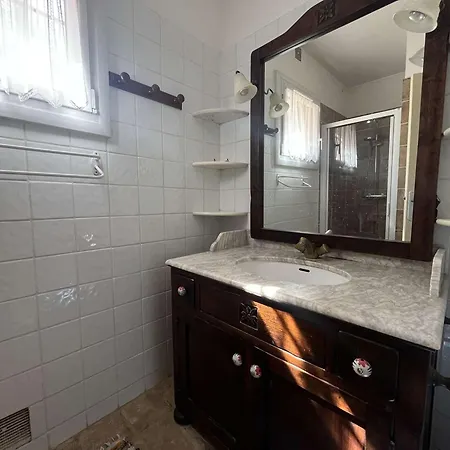 2 Pieces Avec Terrasse Et Jardin A St Clair - Fr-1-308-115 * Le Lavandou